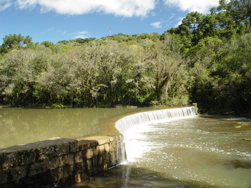 Antiga barragem,prxima a cachoeira